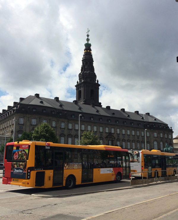 デンマークのバスは日本にくらべ車体が長い