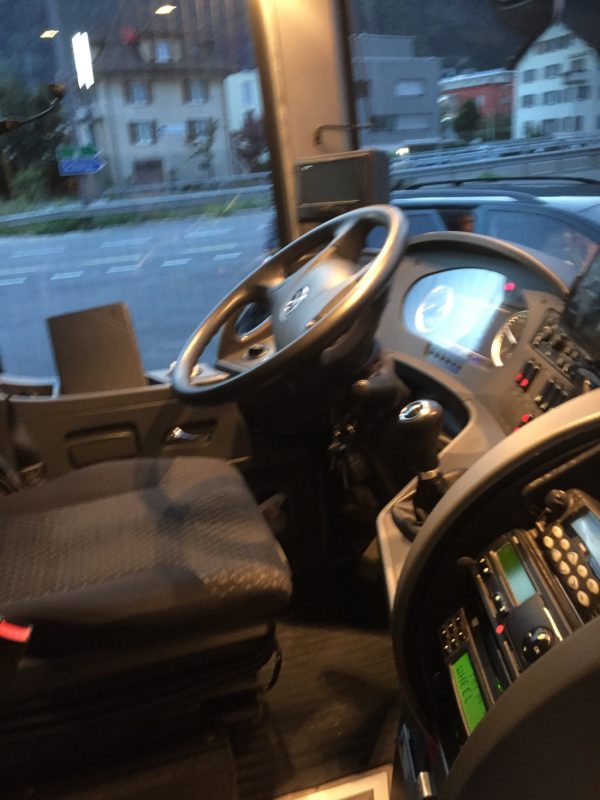 スイスバスの運転席