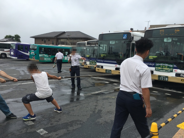 バスと綱引きスタート