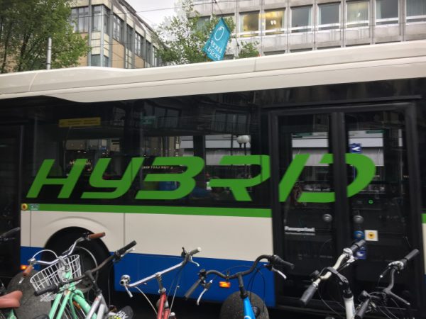 スイスのハイブリッドバス
