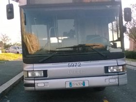パンクして車体が傾いている路線バス