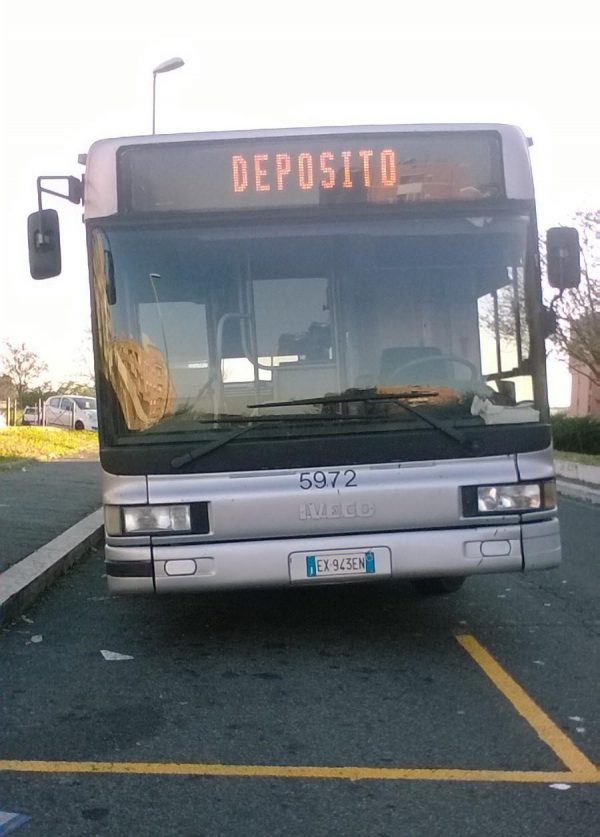 パンクして車体が傾いている路線バス