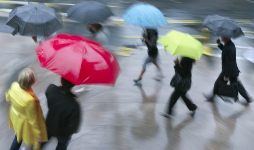 雨の日は電車もバスも遅延しがち