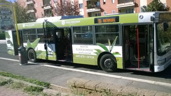 ローマのラッピングバス例（フルラッピング）