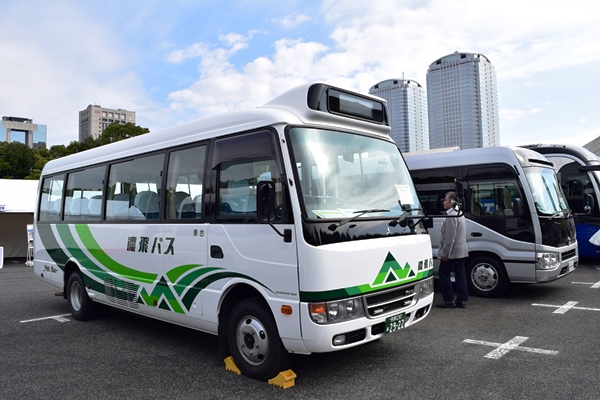 三菱ふそうのマイクロバス「ローザ」路線バス