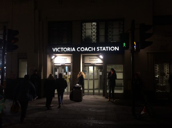ヴィクトリア・コーチ・ステーションの中へ入ります