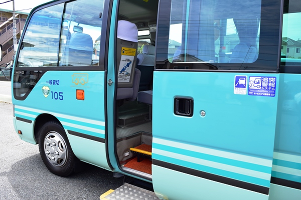 マイクロバスや新型大型バスにも、後付けで衝突防止補助装置を導入している東新観光