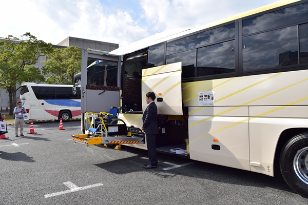 日野自動車・セレガの最新リフト付きバスの仕様