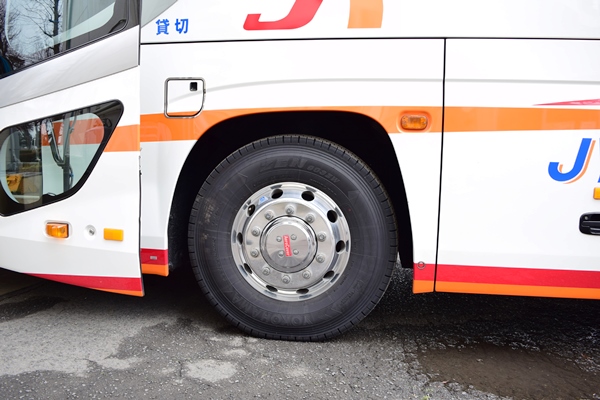 通常の車高（タイヤと車体の隙間が広い）