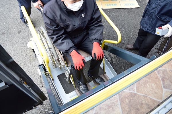 車イスをリフトに乗せてバス車内へ