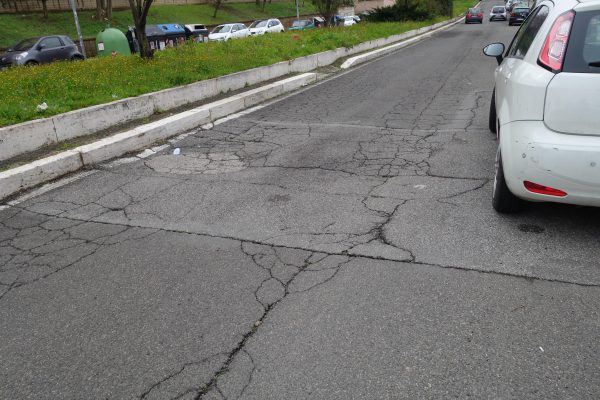 雪が解けた数日後に道路に穴があく