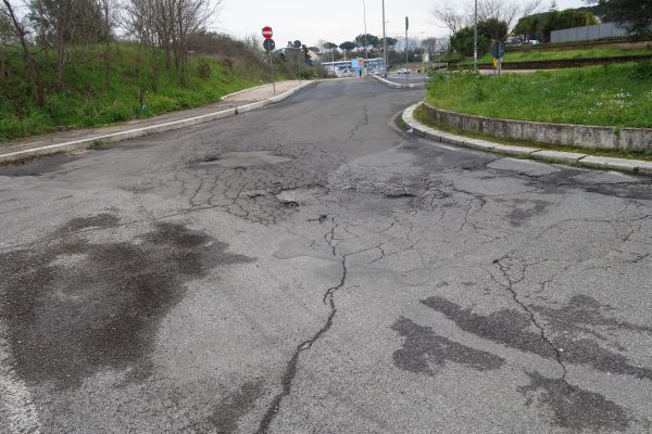 損傷がひどく路線バスがルート変更に