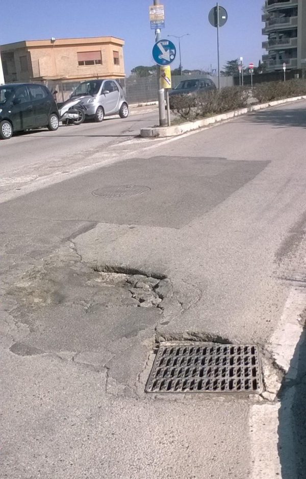 道路に空いた大穴にはまると危険