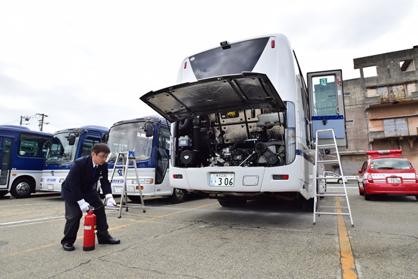 水を詰めた消火器で消火訓練