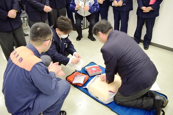 胸の中央「胸骨」を上から圧迫