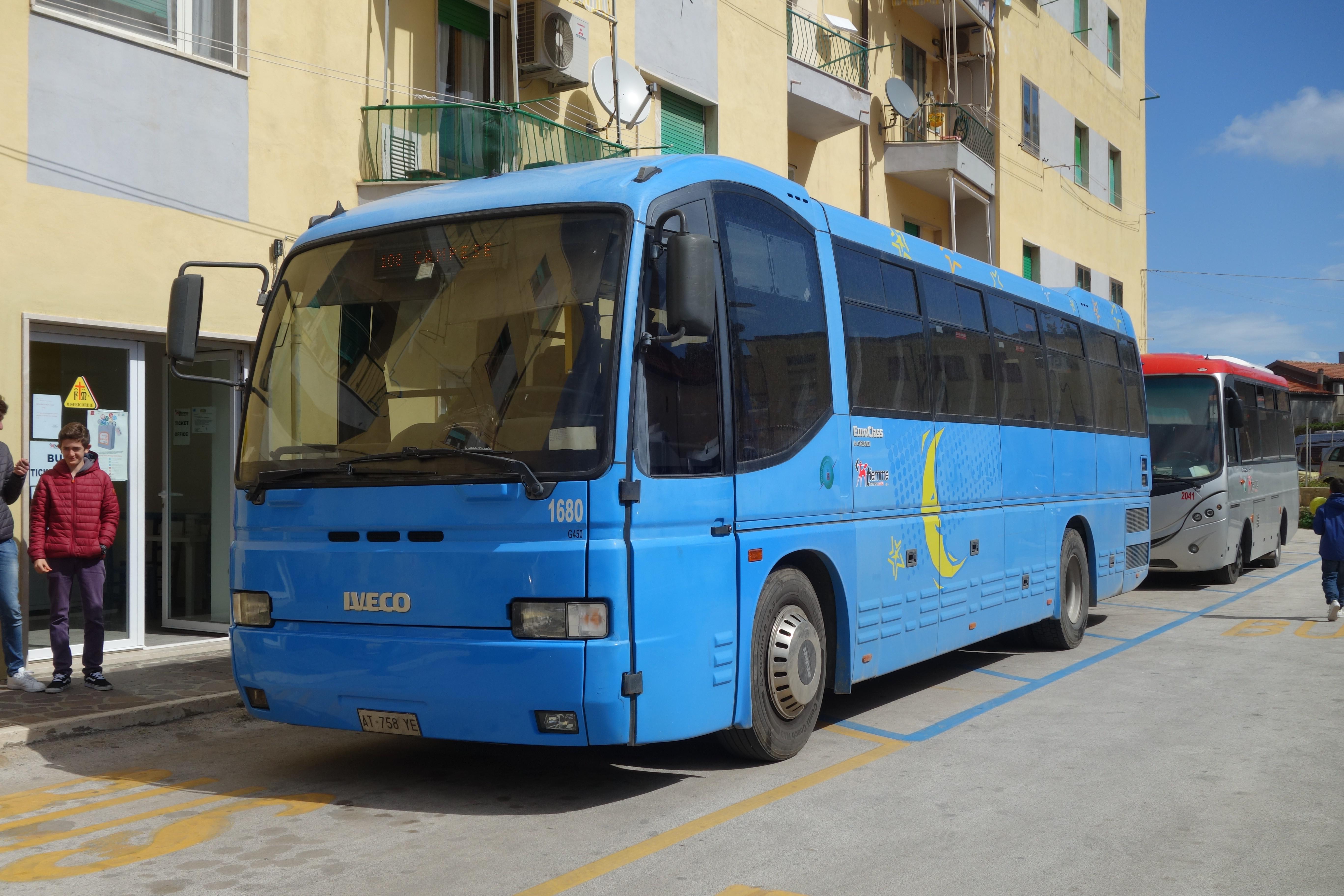 イヴェコ社製の青いバス
