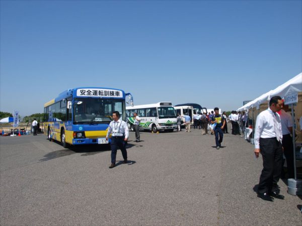 全国から多くのバスや企業が出展