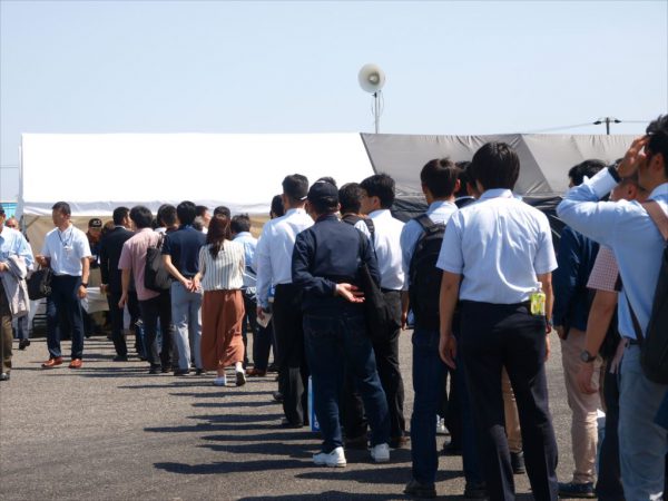 体験乗車の整理券を求める人の列