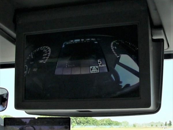 メーターパネルの撮影映像を車内モニターに映し出す