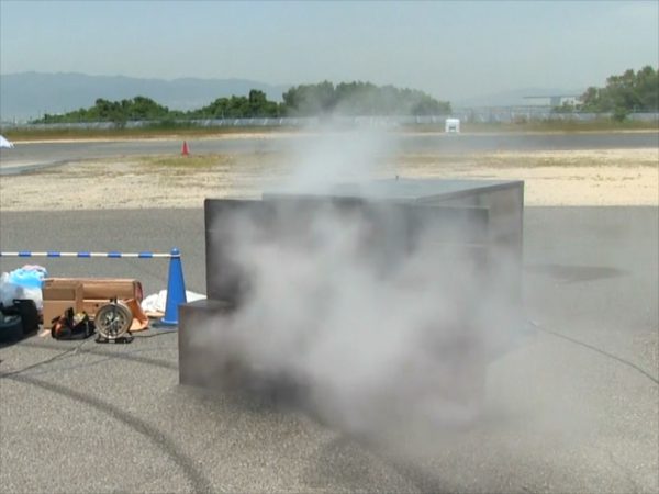 消火剤を噴出し続け再出火を防ぐ