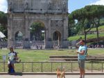 ローマの犬連れ観光客