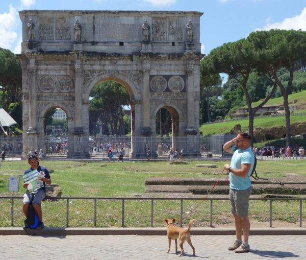 ローマの犬連れ観光客