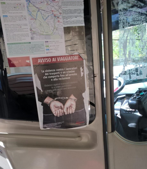 バス車内に張られたキャンペーンポスター