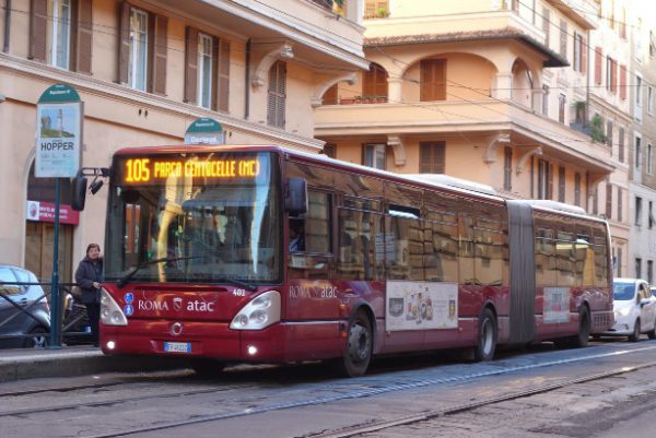 ローマの２両連結路線バス