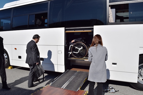 車内を上下するエレベーター方式