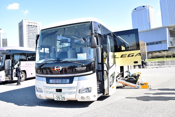 日野自動車セレガのリフト付きバス