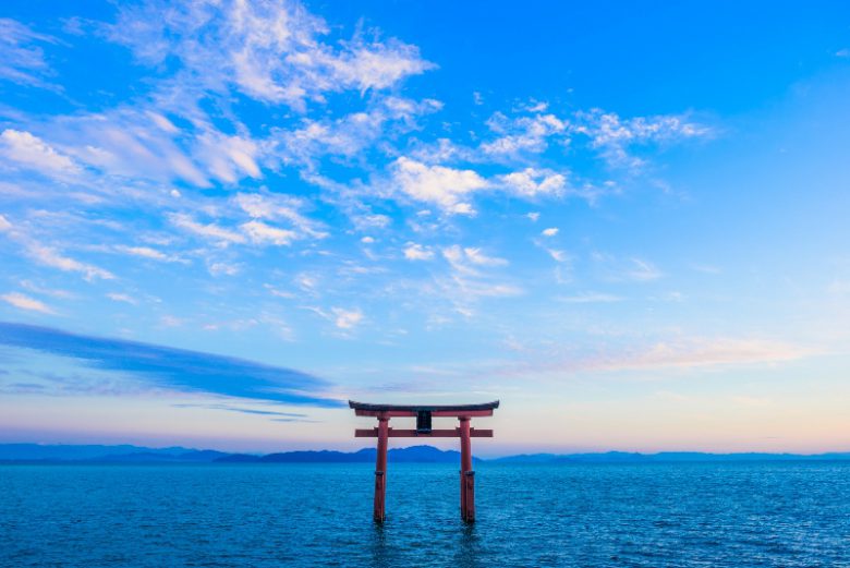 鳥居と琵琶湖 日本 滋賀県