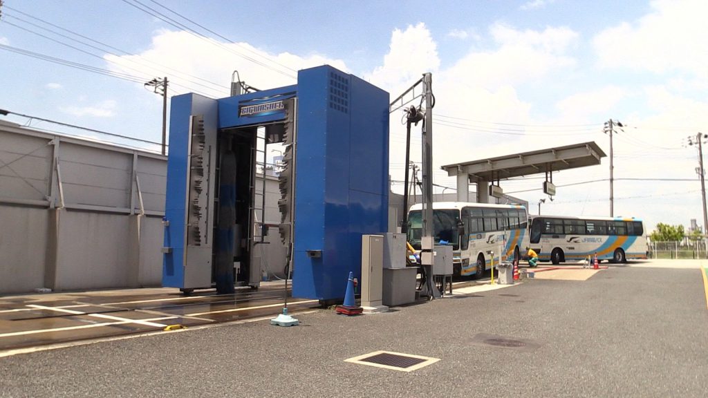 西日本ジェイアールバス大阪高速管理所にある洗車機