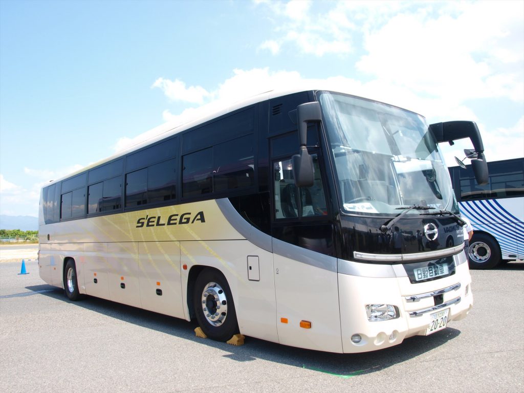 日野自動車出展「日野 セレガ（リフト付仕様車）」