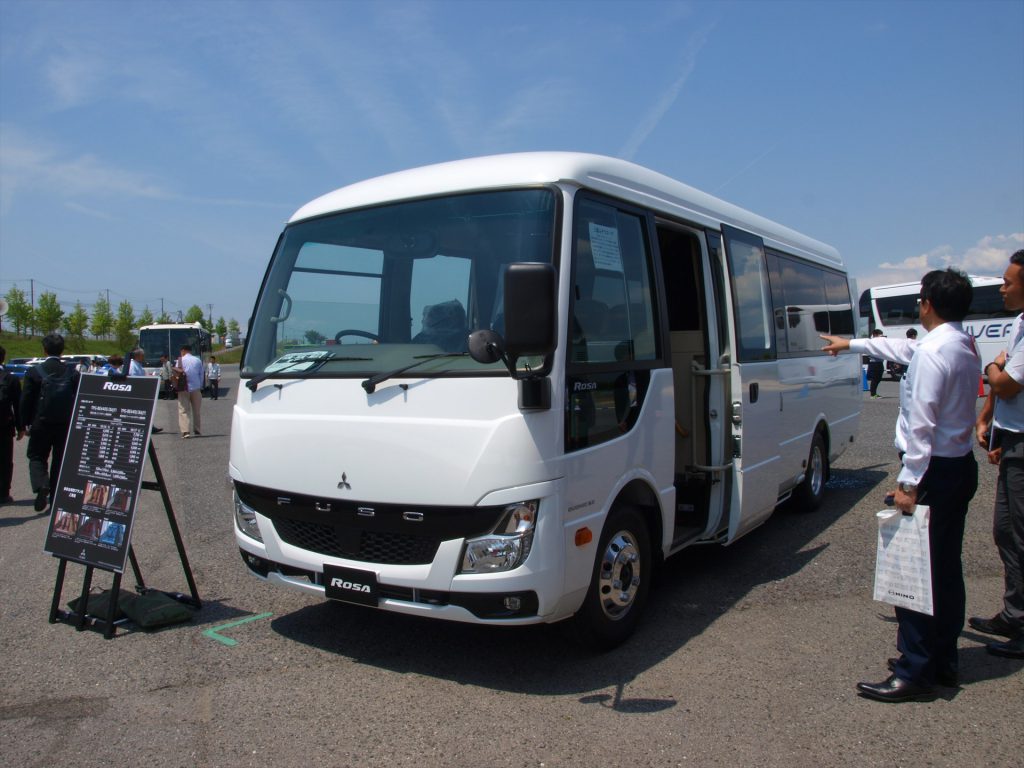 三菱ふそうトラック・バス出展「三菱ふそう ローザ（ロングボディ観音扉車 観光仕様）」