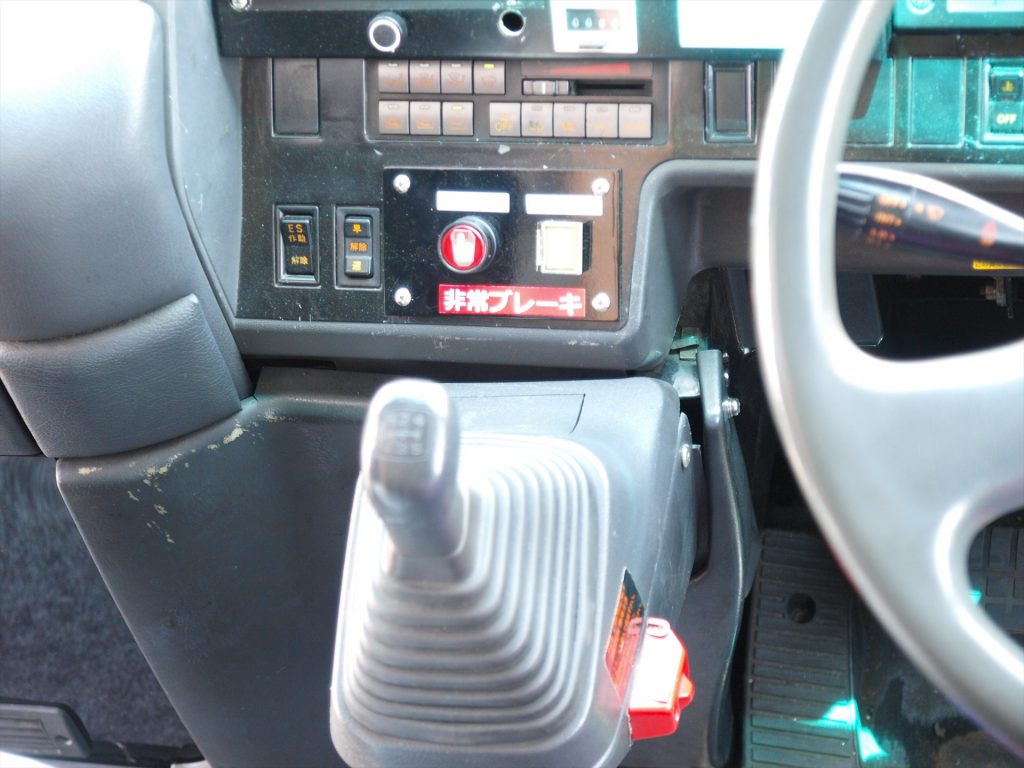 運転席に設置されたEDSS用非常ブレーキボタン