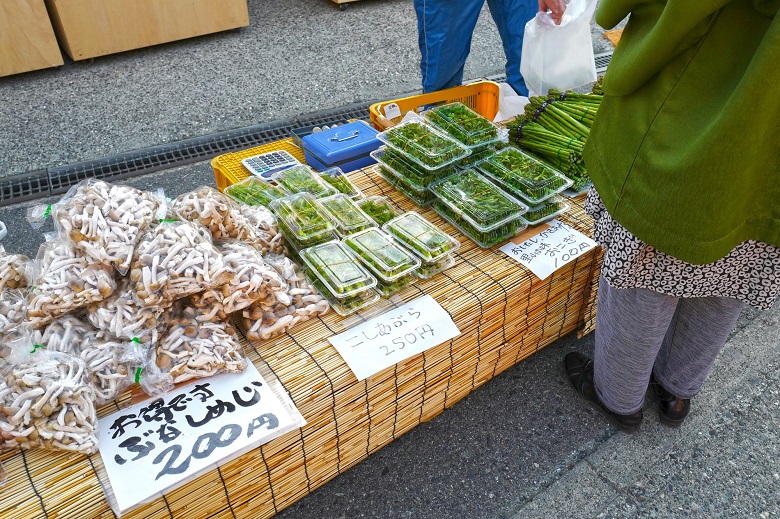 昼神温泉の朝市の様子