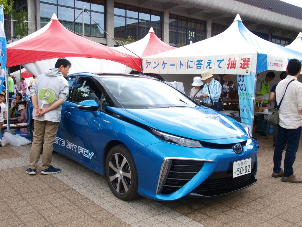 燃料電池自動車MIRAIも出展