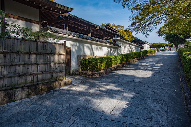 岡崎公園・能楽堂横の坂道