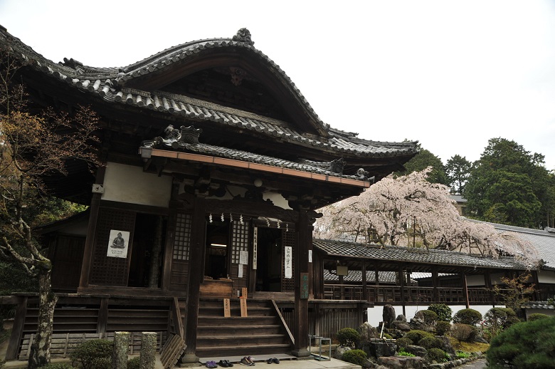 通称なりひら寺と呼ばれる十輪寺