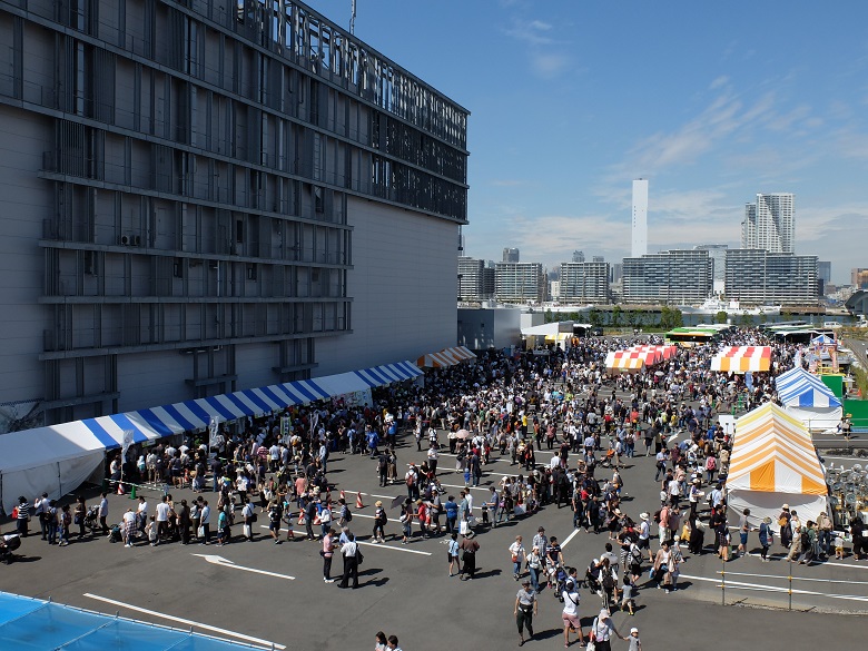 大勢の人でにぎわうバスまつり会場