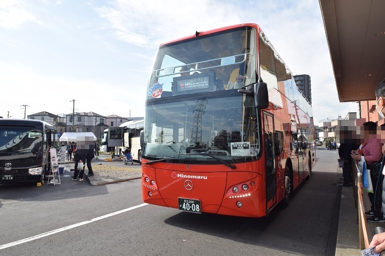 日の丸自動車興業・ハーフルーフ構造のオープンバス