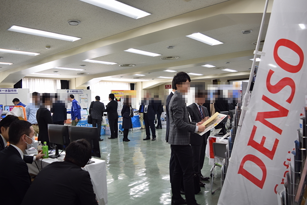 今回から関連機器は屋内展示に