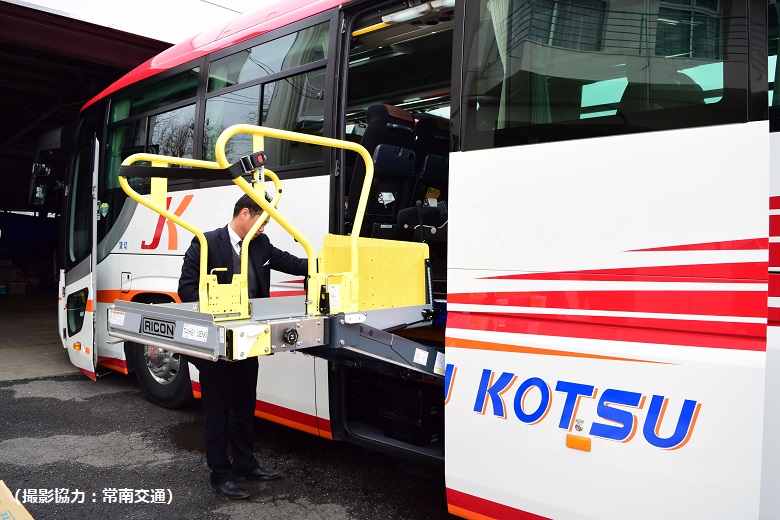 電動リフト付きバス