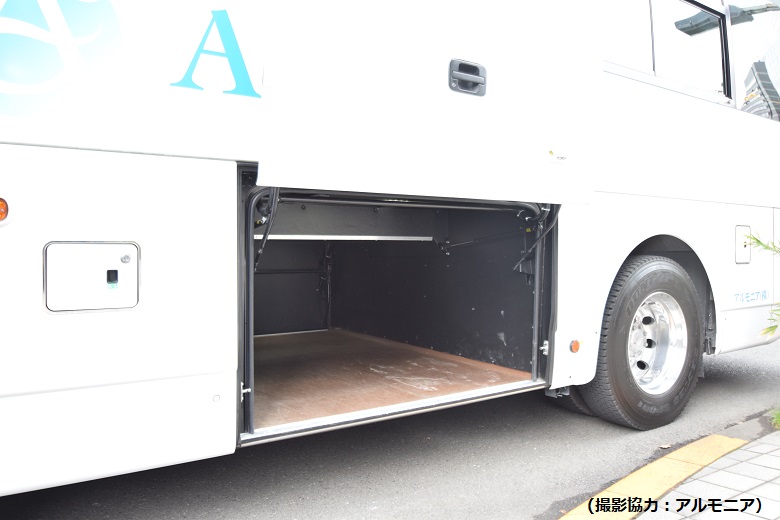 中型バスのトランクルーム