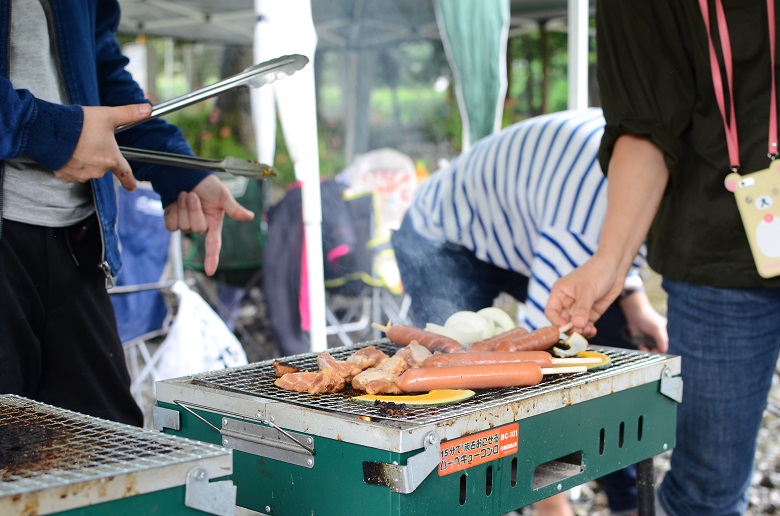 社内イベントでBBQを楽しむ