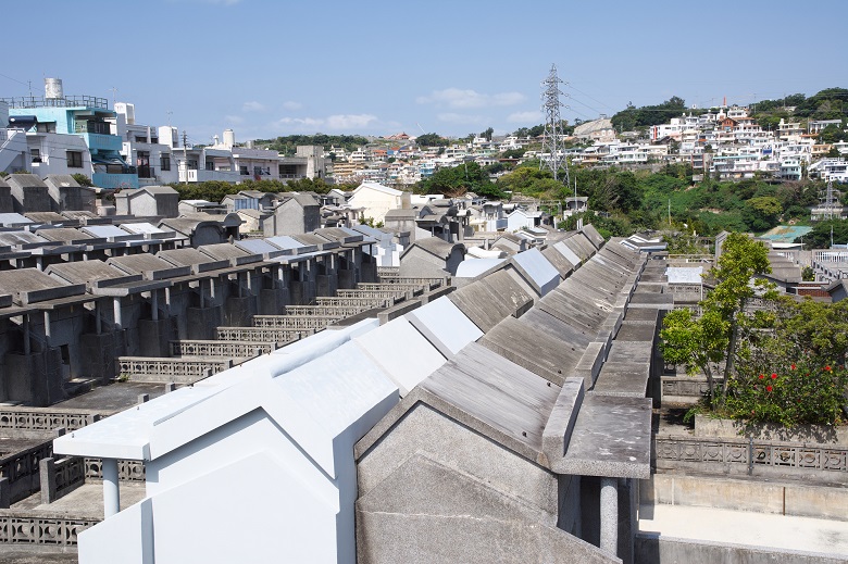 沖縄の墓地