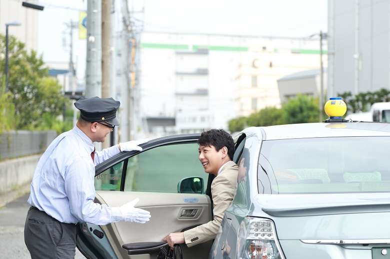 送迎用にタクシーやバスを手配