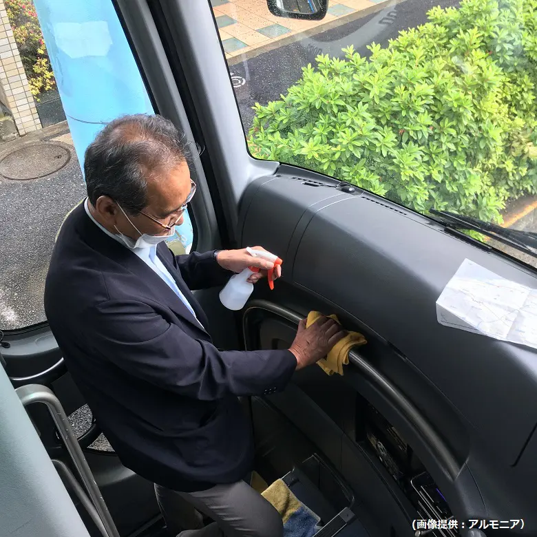 バスの消毒作業
