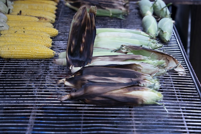 飛行機の離発着をみながらBBQ