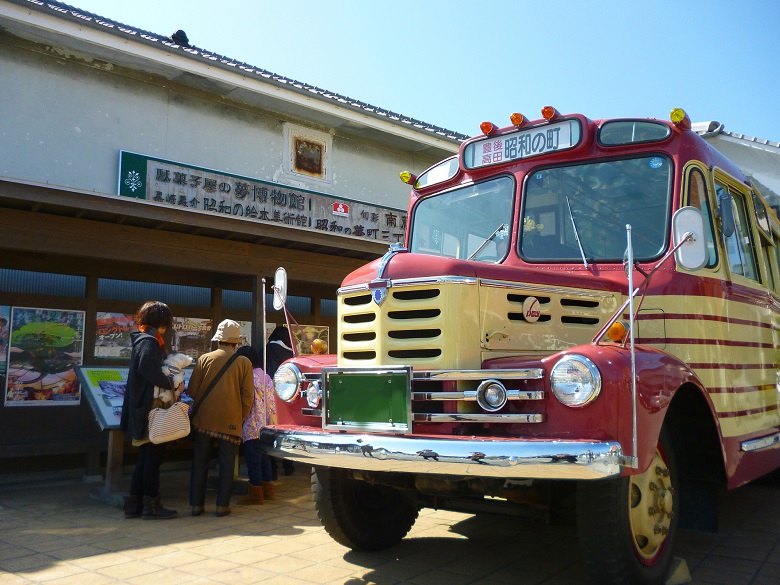 昭和の町を走るボンネットバス